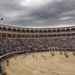  Vista general de la plaza de Las Ventas durante el paseíllo al comienzo de la corrida de la Feria de San Isidro.
