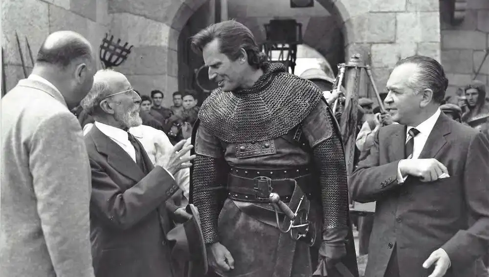 Samuel Bronston, a la derecha del todo, con Charlton Heston, en el rodaje de "El Cid"