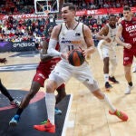 Mario Hezonja intenta deshacerse de la defensa del UCAM Murcia