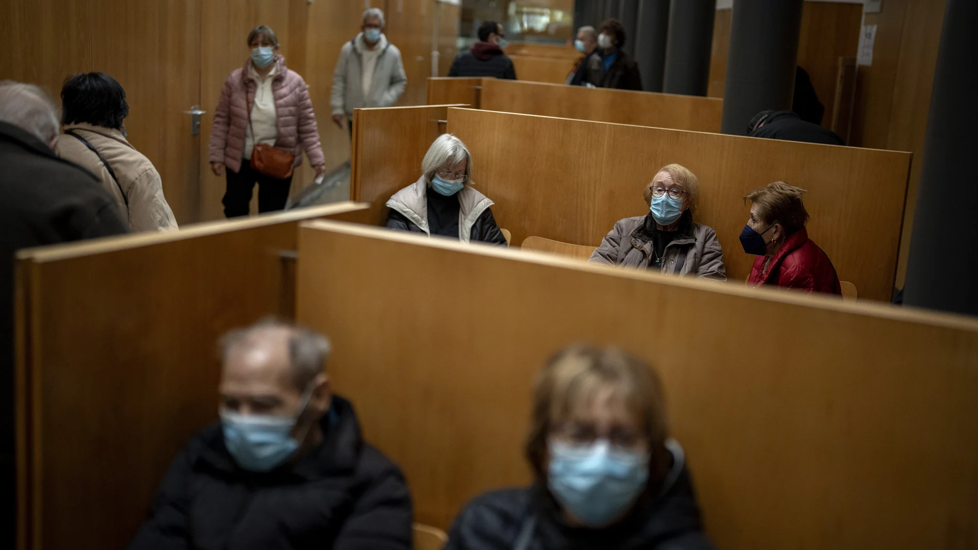 Gente con mascarilla dentro de un hospital de Barcelona