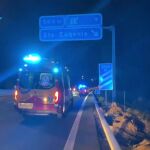 Un turismo choca contra otro parado en el carril derecho de la A-3 y arrolla a dos hombres
