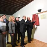 El presidente de la Diputación de Granada, Francis Rodríguez, y el del Parlamento andaluz, Jesús Aguirre, en el Palacio de Niñas Nobles