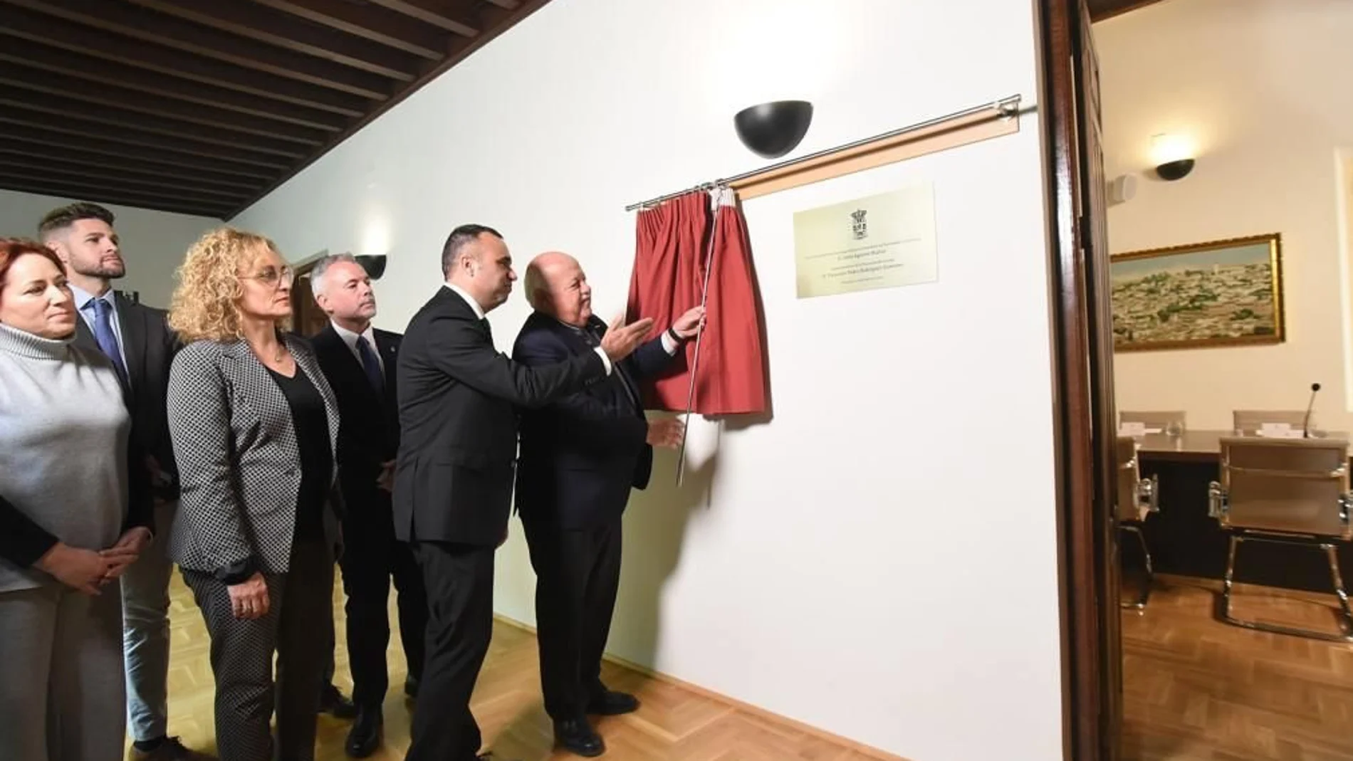 El presidente de la Diputación de Granada, Francis Rodríguez, y el del Parlamento andaluz, Jesús Aguirre, en el Palacio de Niñas Nobles
