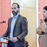 El concejal de Deporte, Benjamín de Sebastián, junto la concejala de Nuevas Tecnologías y Administración Electrónica , Inés Losa del Ayuntamiento de Tomelloso