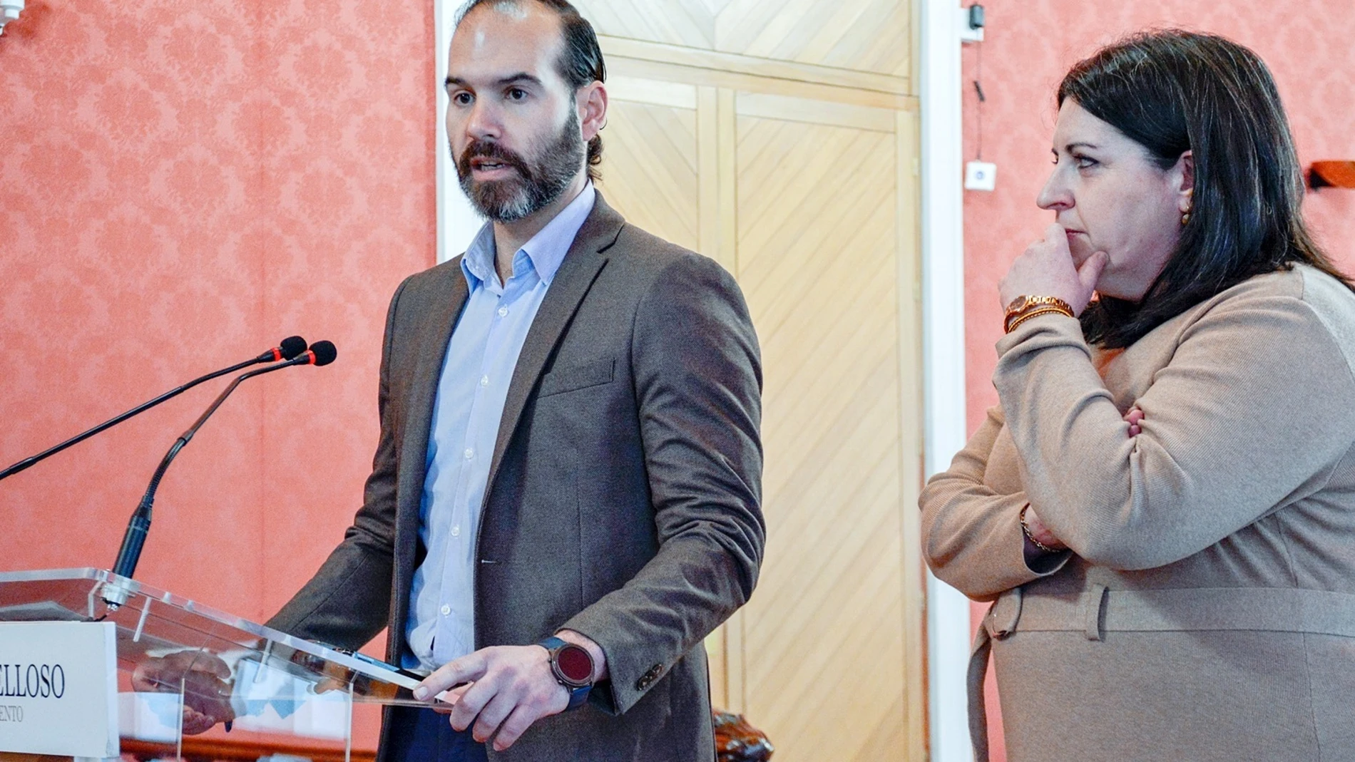 El concejal de Deporte, Benjamín de Sebastián, junto la concejala de Nuevas Tecnologías y Administración Electrónica , Inés Losa del Ayuntamiento de Tomelloso
