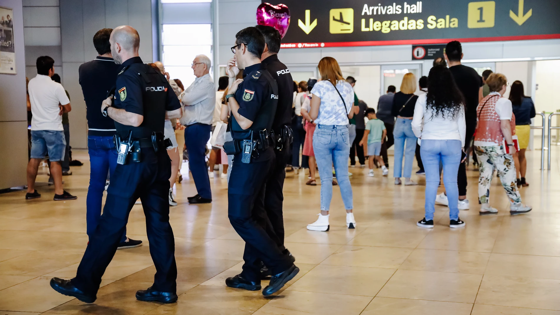 Interior señala que ya hay más policías y medios en Barajas, tras las quejas por magrebíes solicitantes de asilo