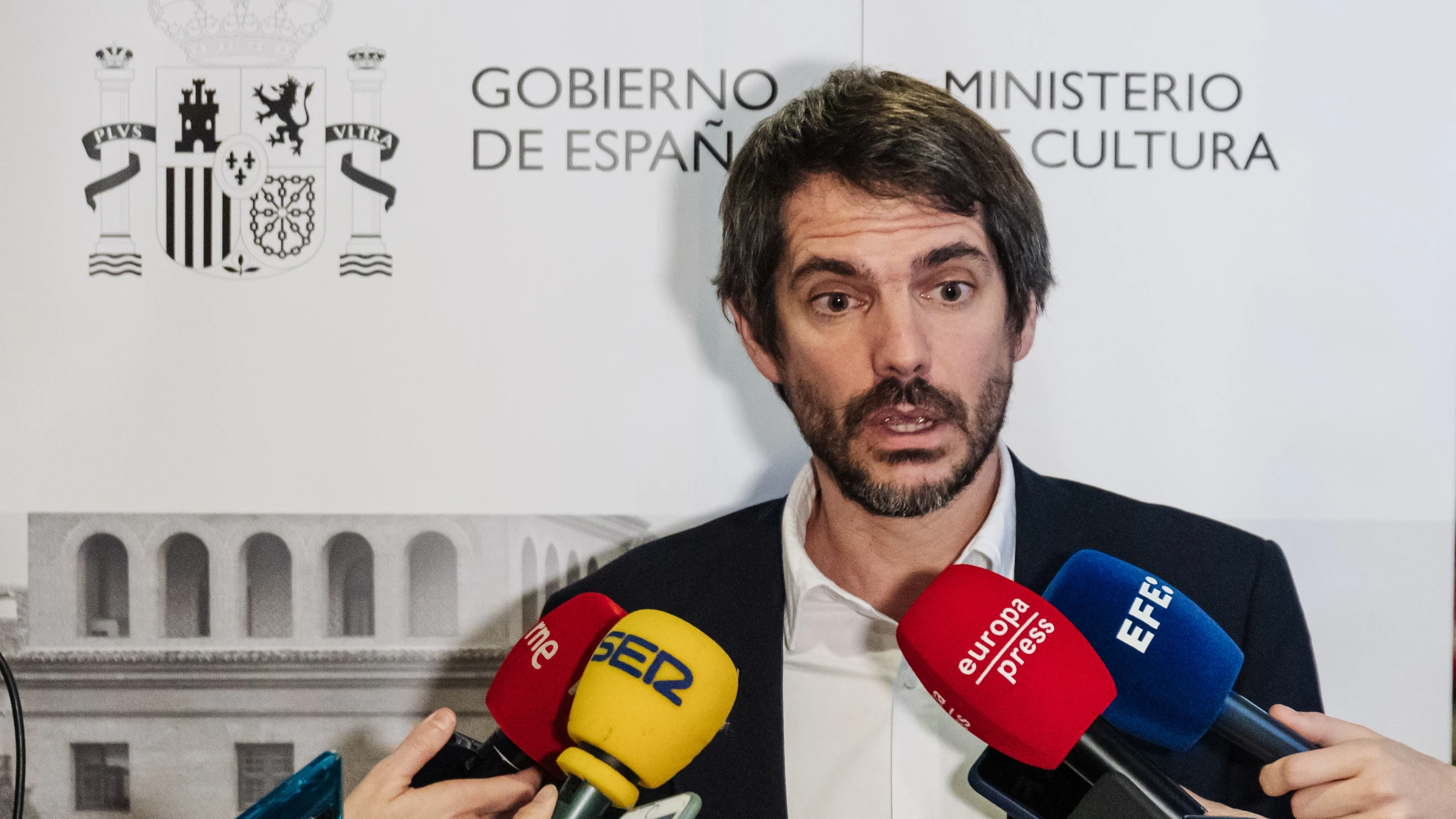 El ministro de Cultura, Ernest Urtasun, ofrece unas declaraciones a la prensa, tras una reunión con el sector cultural sobre el desarrollo del Estatuto del Artista, en la sede del Ministerio, a 16 de enero de 2024, en Madrid (España). El Estatuto del Artista es la propuesta de la Unión de Actores para mejorar la vida de todos los trabajadores del mundo de la cultura: creadores, intérpretes y técnicos. Los actores y actrices quieren llevar a cabo esta gran reforma para que España recoja en sus...