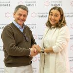 La presidenta de la Universidad Isabel I, María Jesús Cuéllar y el presidente de Entrepreneurship Forum of Spain de MIT Alumni, Juan Antonio Latasa, firman el acuerdo