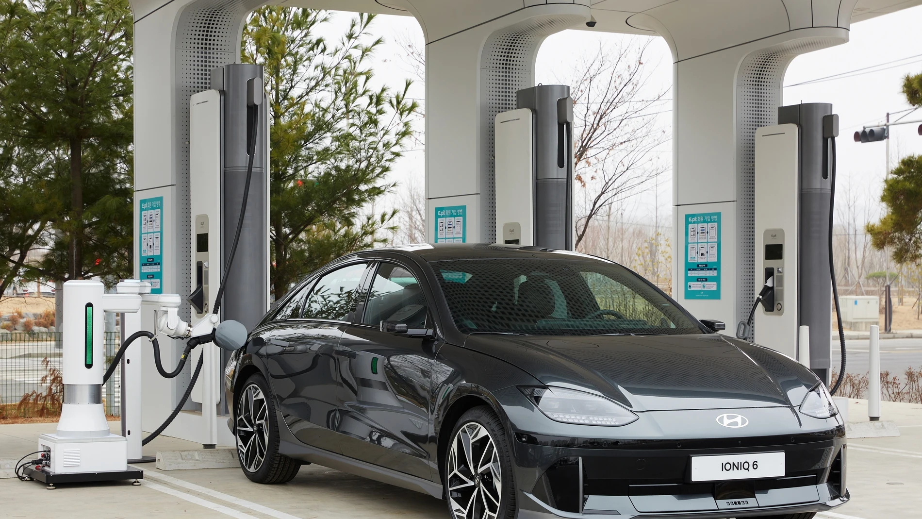 Economía/Motor.- Hyundai desarrolla un robot automático de carga para vehículos eléctricos