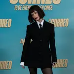 María Pedraza con vestido blazer.