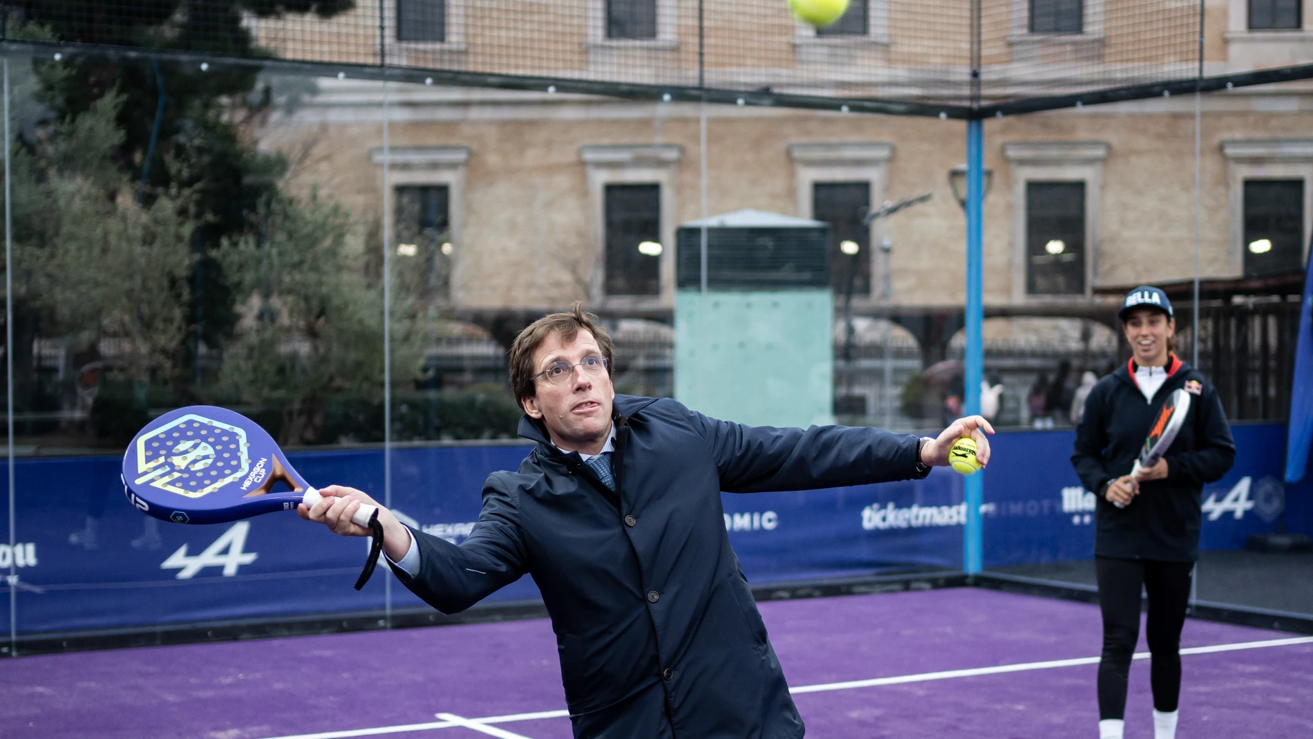 El alcalde de Madrid, José Luis Martínez-Almeida, juega al pádel en una pista instalada en la plaza de Colón, a 16 de enero de 2024, en Madrid (España). La pista de pádel se ha colocado con el propósito de promocionar la Hexagon Cup, un torneo que se celebrará en la capital entre el 31 de enero y el 4 de febrero. 16 ENERO 2024;COLÓN;PÁDEL;ALMEIDA;AYUNTAMIENTO Diego Radamés / Europa Press 16/01/2024