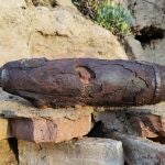 Proyectil desactivado por la Armada en un acantilado del parque natural de La Breña, en Barbate (Cádiz).
