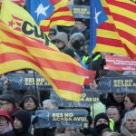 Decenas de personas con banderas de la estelada