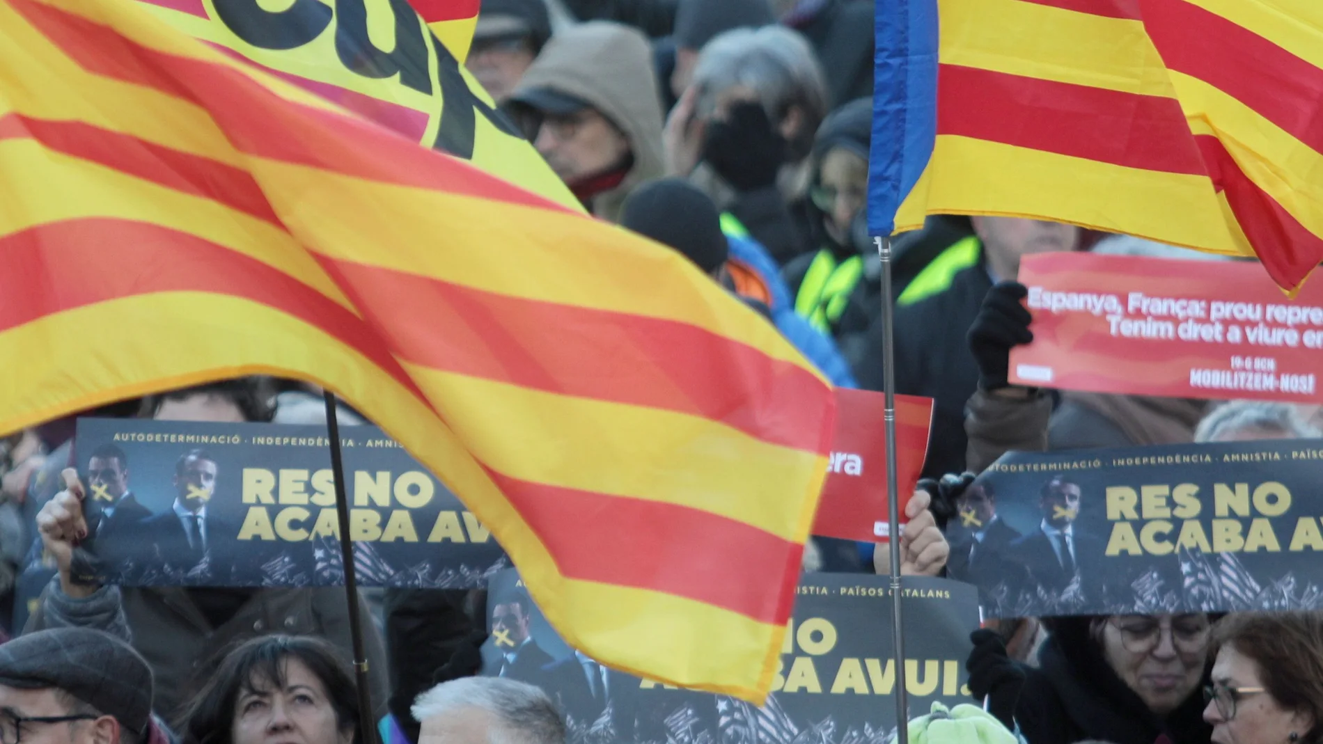 Decenas de personas con banderas de la estelada