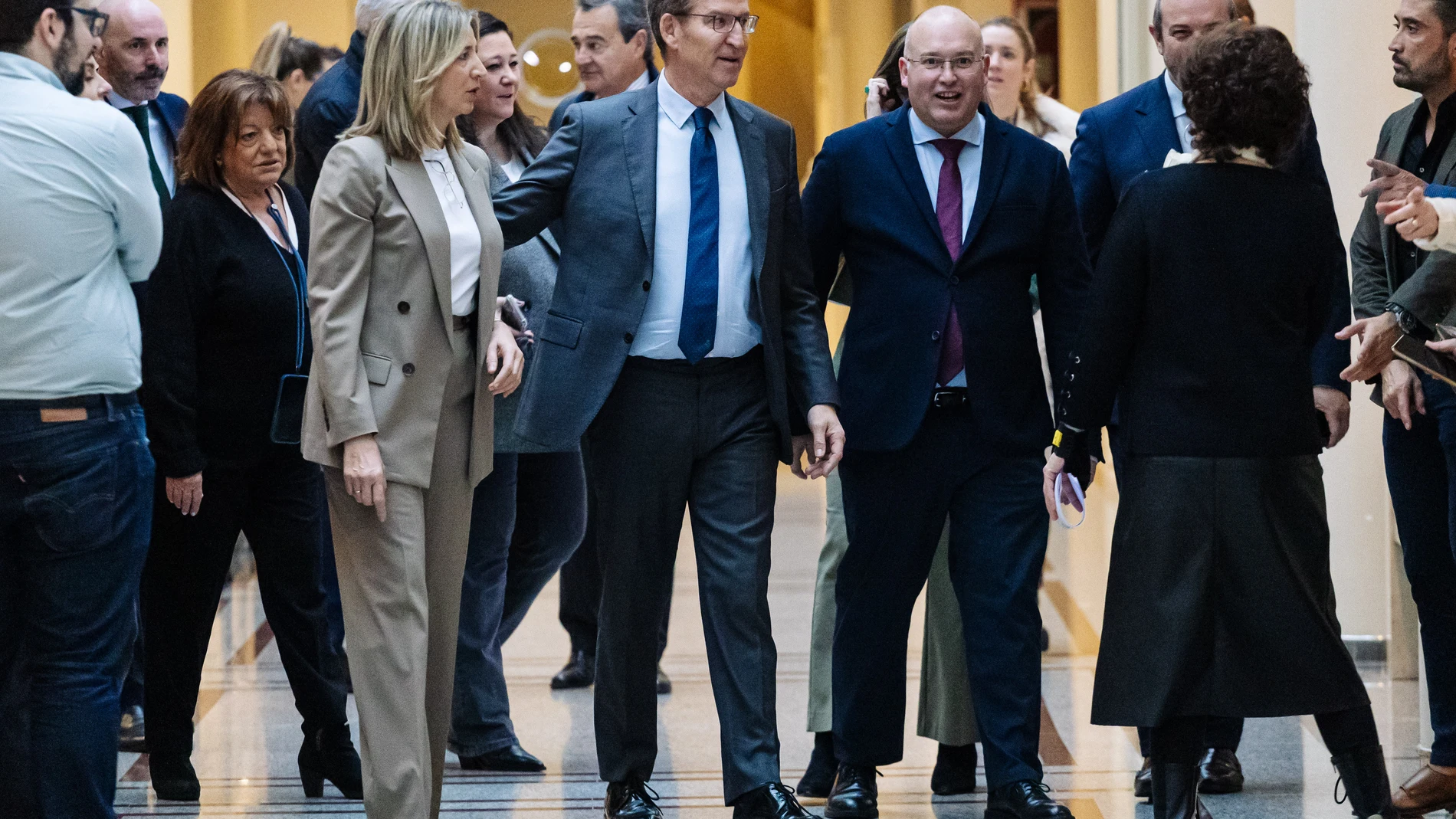 Feijóo pide a Sánchez "copiar" también su propuesta para proteger a menores tras "asumir" la tesis del PP con el SMI