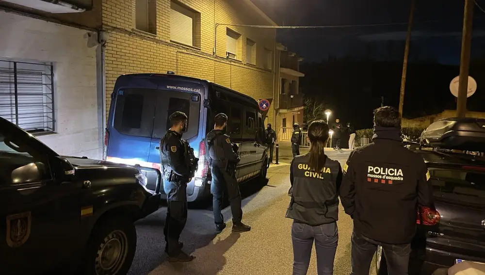 Dispositivo policial conjunto de la Guardia Civil y los Mossos contra el terrorismo yihadista en Cataluña y Extremadura