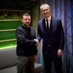 Ucrania.- Stoltenberg traslada a Zelenski que Ucrania está "más cerca que nunca de la OTAN"