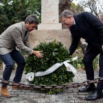 Mazón y Puig colocan una corona de flores en el monolito a Manuel Broseta en la Alameda de Valenciano comparte las declaraciones de Barrera sobre la presencia de Puig en el acto de Broseta