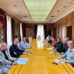 El presidente de la Diputación de Zamor, Javier Faúndez, se reúne con representantes de la Asociación de Vinos y Viñas de la Sierra de la Culebra