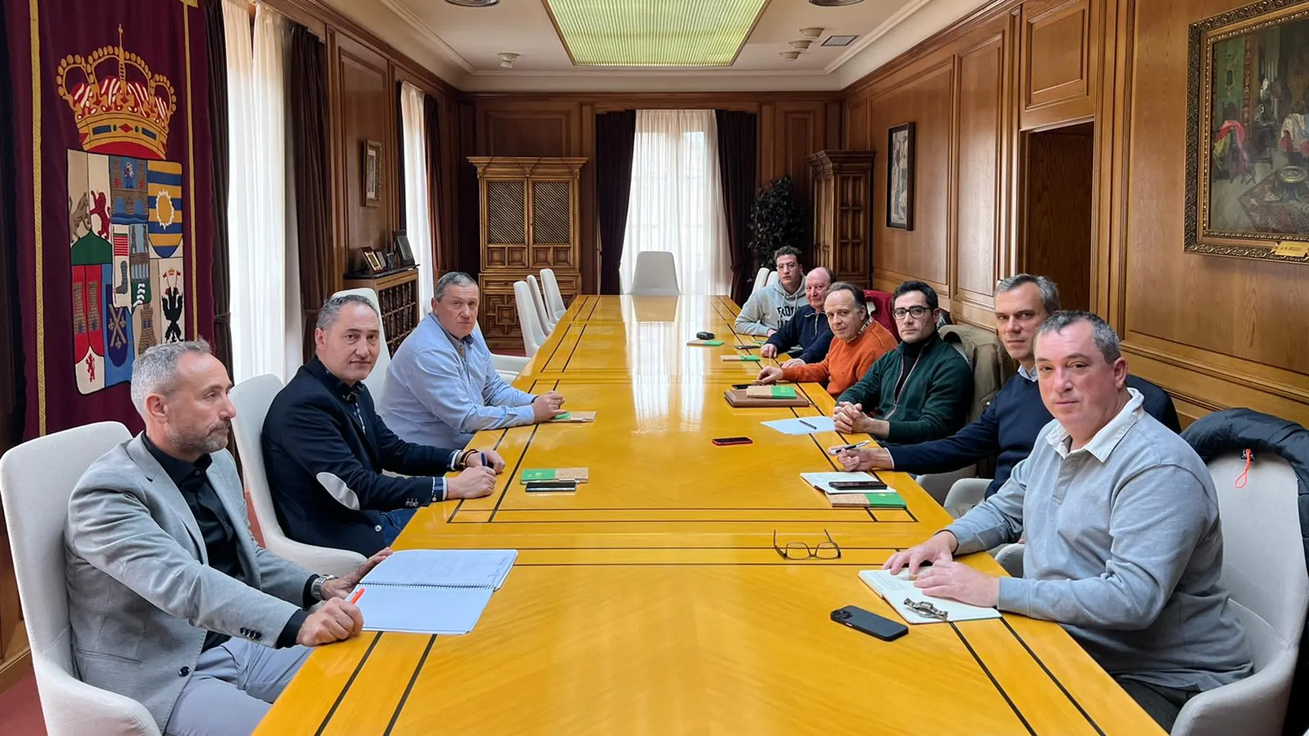 El presidente de la Diputación de Zamor, Javier Faúndez, se reúne con representantes de la Asociación de Vinos y Viñas de la Sierra de la Culebra
