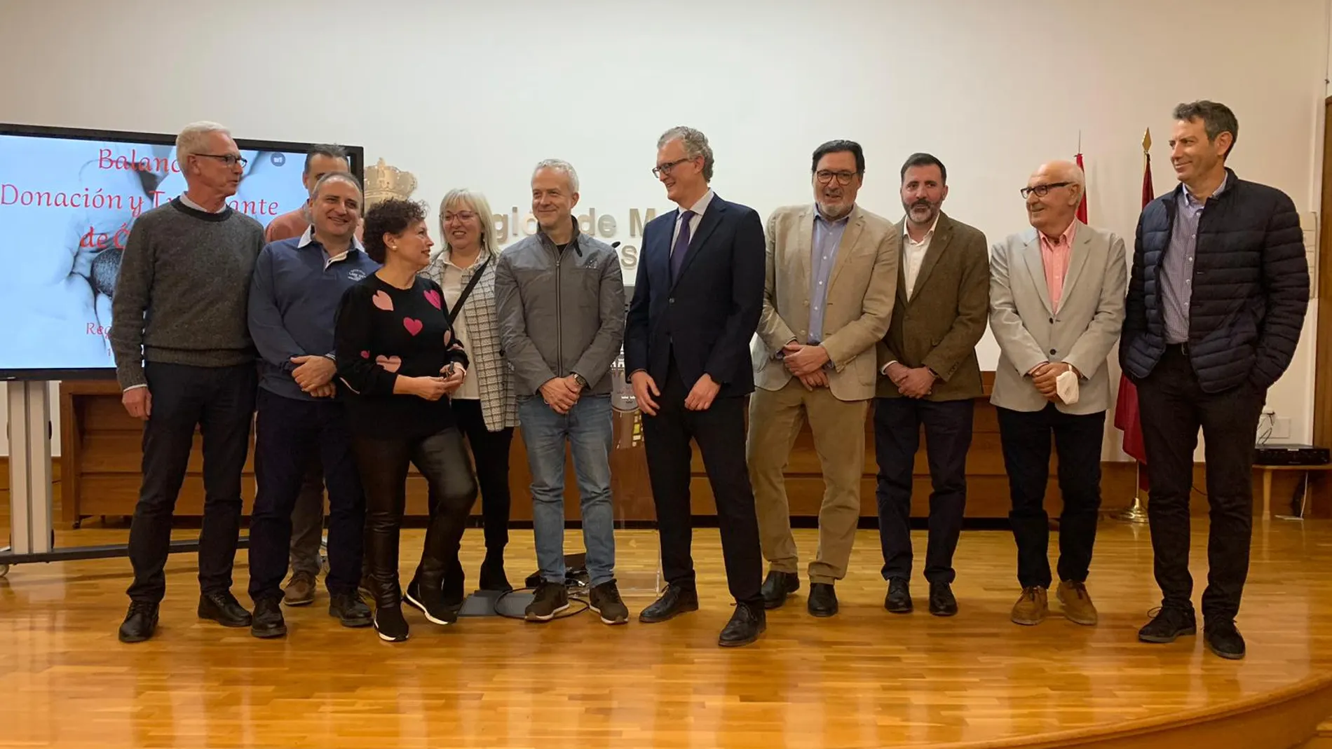 El consejero de Salud con representantes de asociaciones de trasplantados, el coordinador regional de Trasplantes, Ricardo Robles, y otros profesionales del programa de donación
