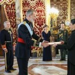 El Rey Felipe VI (i) y la embajadora de la República de Turquía en España, Nüket Küçükel Ezberci (d), durante el acto del recibimiento de las cartas credenciales, en el Palacio Real, a 17 de enero de 2024, en Madrid 