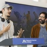 El artista Samuel Sarriol junto al responsable de la Agencia Narita