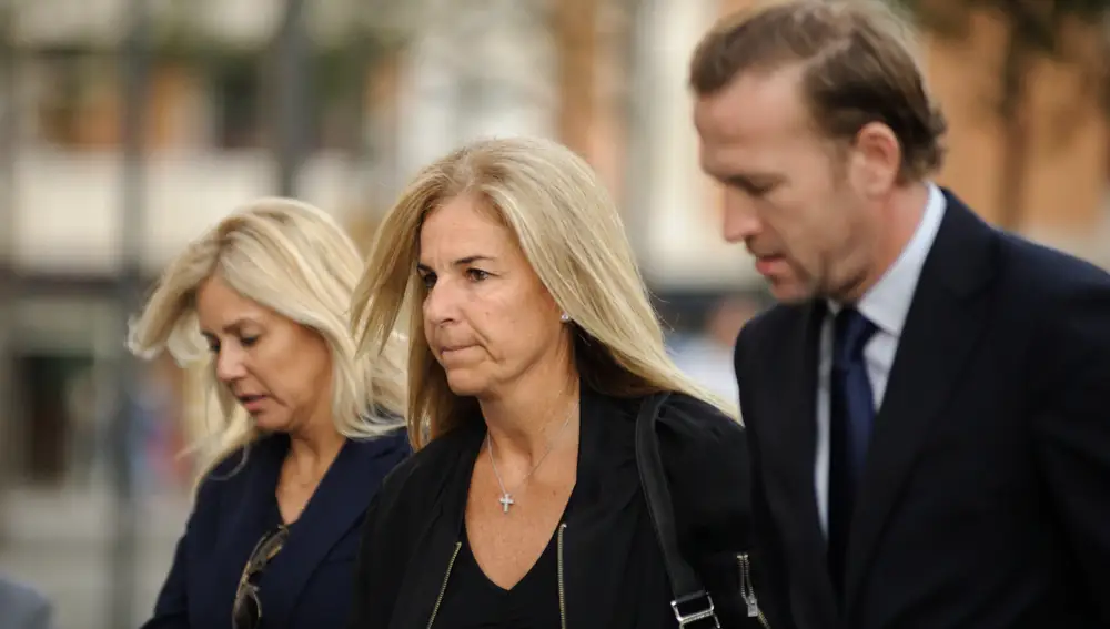 La extenista Arantxa Sánchez Vicario (c) a su llegada al último día del juicio por alzamiento de bienes, en la Ciutat de la Justícia, a 15 de septiembre de 2023, en Barcelona, Cataluña (España). Hoy es el último día del juicio contra la tenista Arantxa Sánchez-Vicario, y su exmarido, Josep Santacana, por un presunto delito de alzamiento de bienes por el que se enfrentan a una pena de hasta cuatro años de prisión por ocultar su patrimonio a través de un testaferro para evitar pagar al Banco de Luxemburgo una deuda de 7,5 millones de euros. 15 SEPTIEMBRE 2023;BARCELONA;CATALUÑA;ÚLTIMO DÍA JUICIO ARANTXA SÁNCHEZ VICARIO Alberto Paredes / Europa Press 15/09/2023