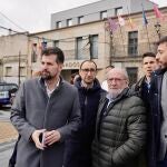 Tudanca junto a David Serrada y Javier Muñiz en la localidad salmantina de Vitigudino