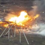 Así se volatiliza un carro de combate T-80 ruso cuando le cae un dron ucraniano