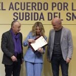 Firma de acuerdo de la subida del SMI. © Jesús G. Feria.