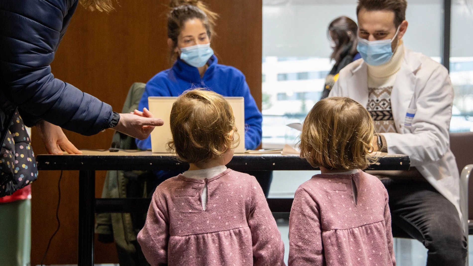 LOGROÑO 13/01/2024.- El Gobierno de La Rioja facilita la vacunación contra la gripe, sin cita previa, a los niños de entre 6 meses y 4 años, colectivo donde la cobertura se acerca al 18 %. La jornada de vacunación frente a la gripe impulsada este sábado por la Consejería de Salud del Gobierno riojano ha conseguido inmunizar contra este virus en Logroño a un total de 145 niños. -EFE/ Raquel Manzanares