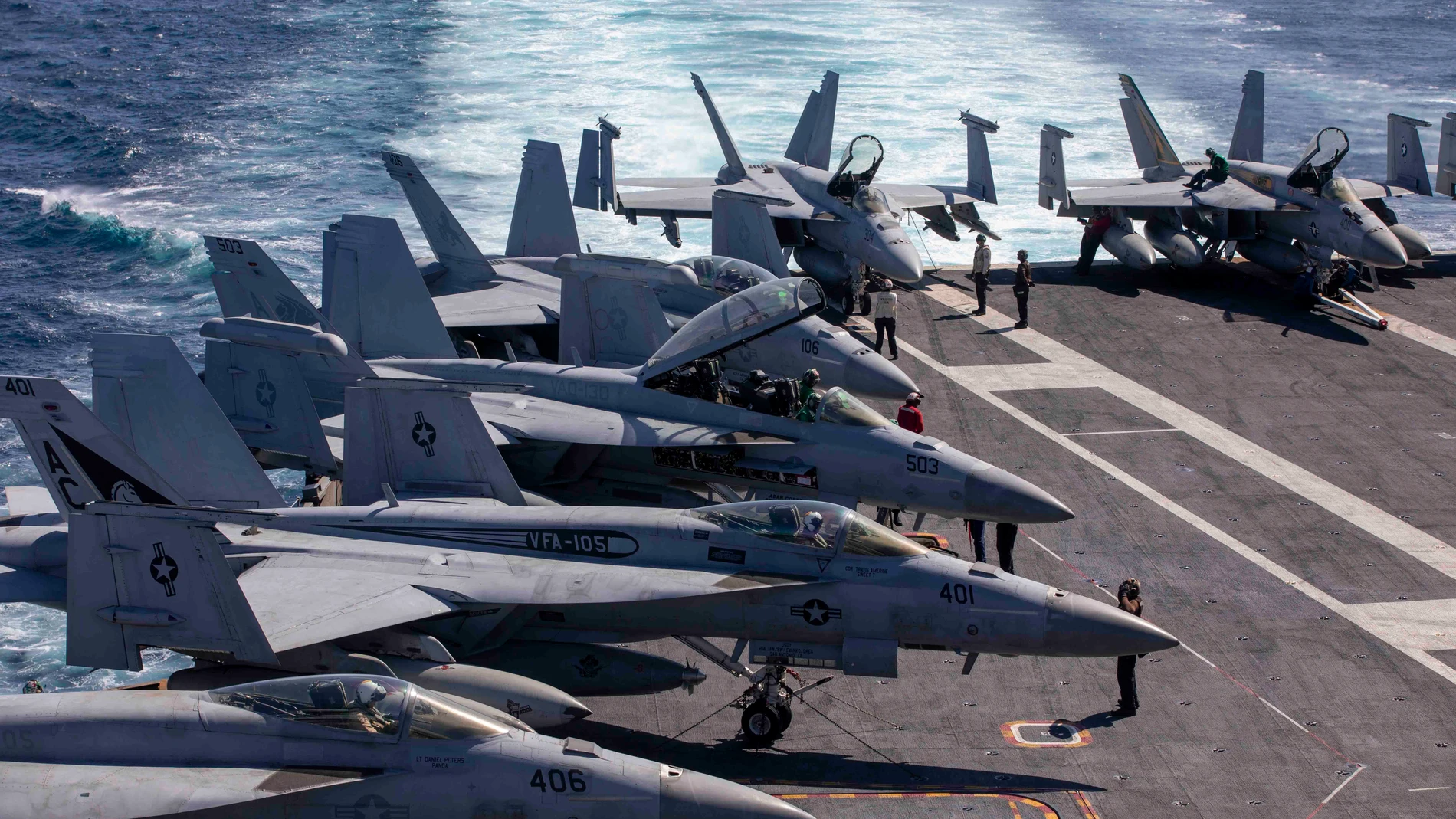 November 14, 2023, Red Sea, United States: U.S. Navy sailors prepare aircraft for flight operations aboard the Nimitz-class aircraft carrier USS Dwight D. Eisenhower in support of Operation Prosperity Guardian, November 14, 2023 in the Red Sea. OPG is a multinational coalition to support maritime security and counter attacks on commercial shipping in the region. (Foto de ARCHIVO) 14/11/2023