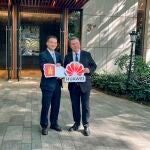 El presidente de C-LM, Emiliano García-Page, en las instalaciones de Huawei en Shenzhen