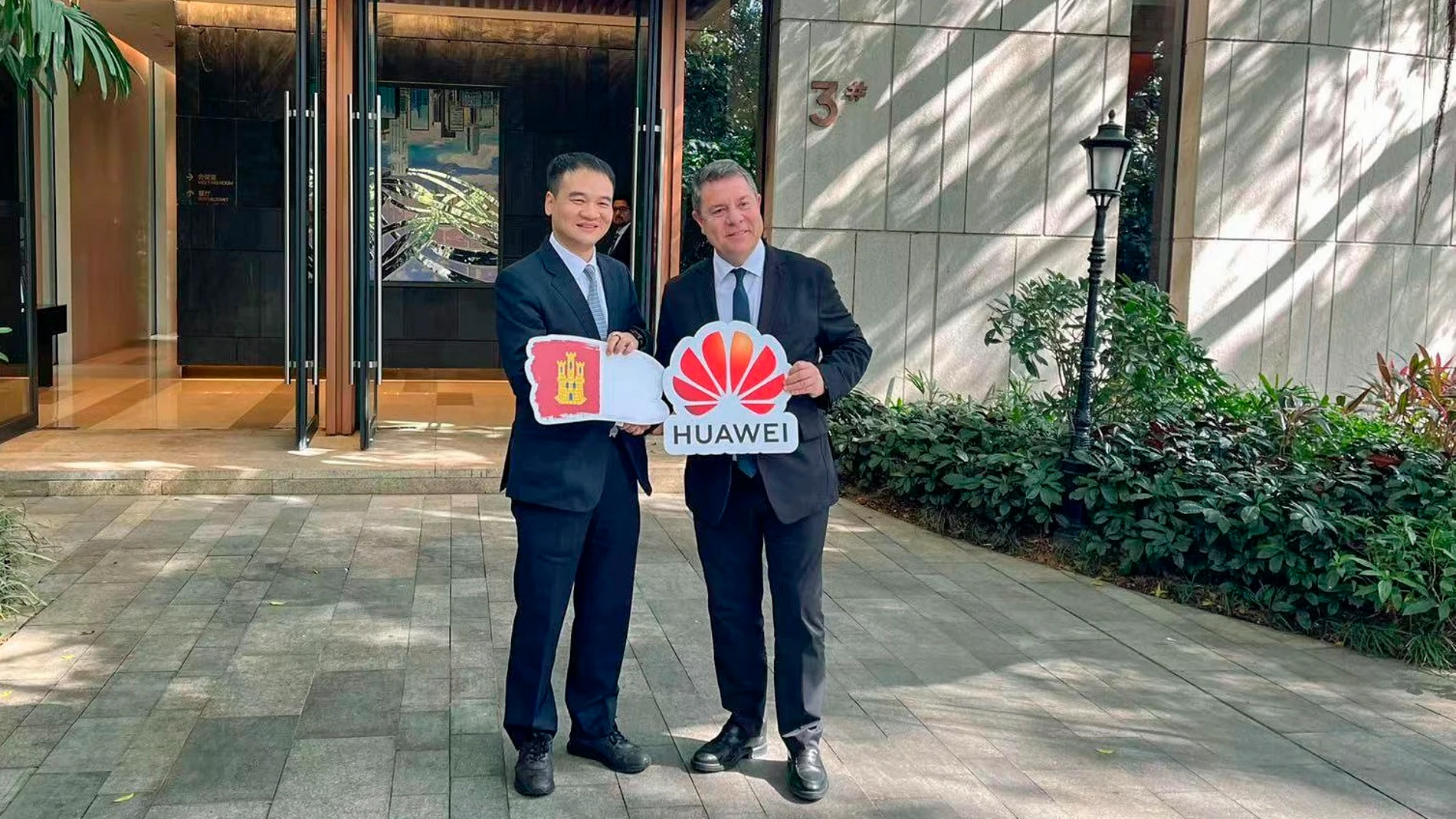 El presidente de C-LM, Emiliano García-Page, en las instalaciones de Huawei en Shenzhen