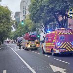 Bomberos intervienen en el desalojo del personal de Fomento.