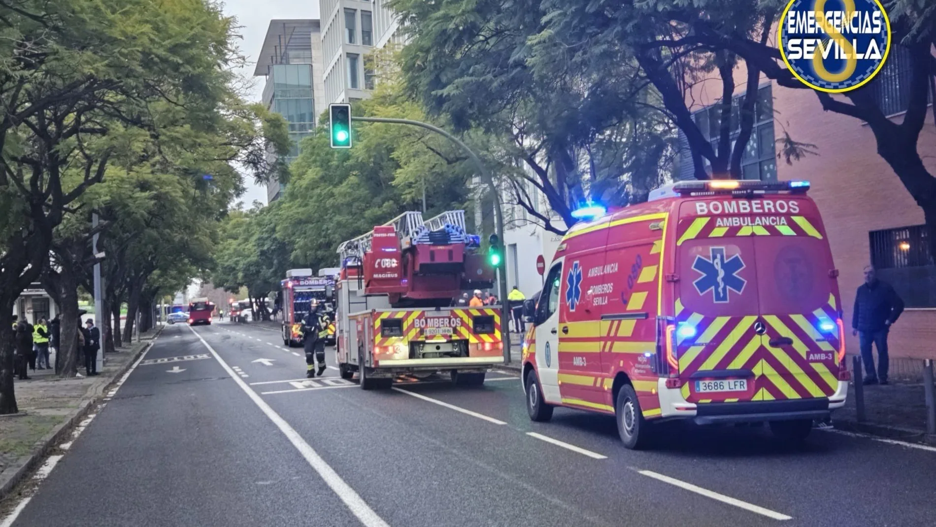 Bomberos intervienen en el desalojo del personal de Fomento.