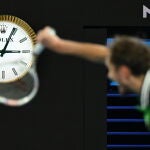 Medvedev sacando pasadas las tres de la madrugada en Melbourne