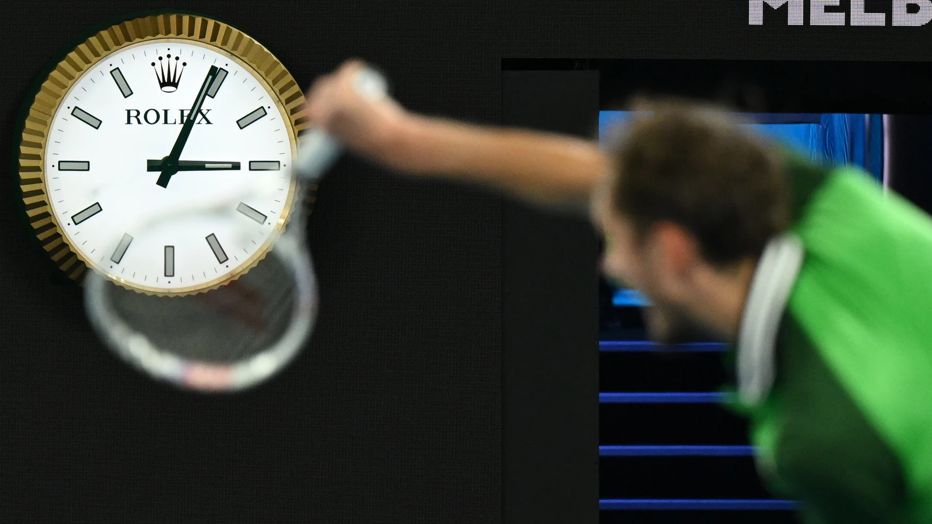 Medvedev sacando pasadas las tres de la madrugada en Melbourne