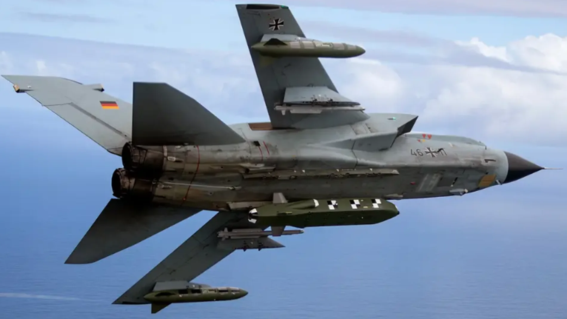 Un avió de combate alemán cargado con misiles Taurus