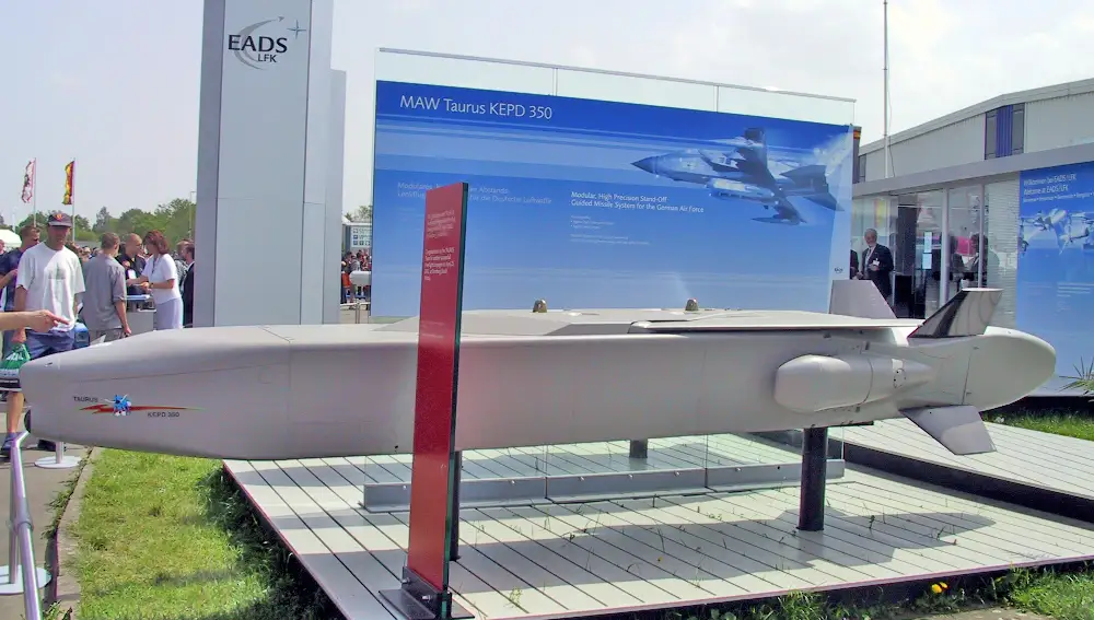 Un misil Taurus KEPD 350 en una Exhibición Aeroespacial Internacional