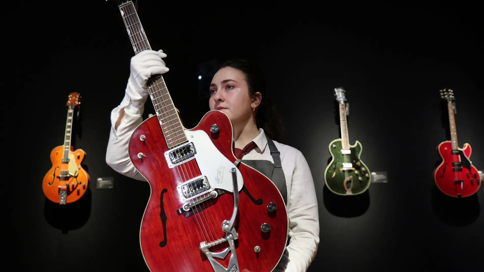 London (United Kingdom), 18/01/2024.- A Gretsch hollow bodied guitar is displayed during a photo-call for the Mark Knopfler Guitar Collection at Christie's Auction House in London, Britain, 18 January 2024. More than 120 guitars and amps owned by British musician Mark Knopfler will be auctioned on 31 January 2024. (Reino Unido, Londres) EFE/EPA/NEIL HALL
