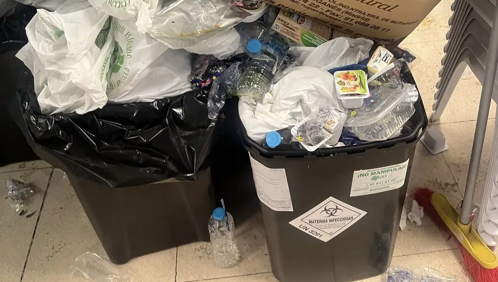 Imagen de los cubos de basura de las salas donde esperan los inmigrantes ilegales solicitantes de asilo.