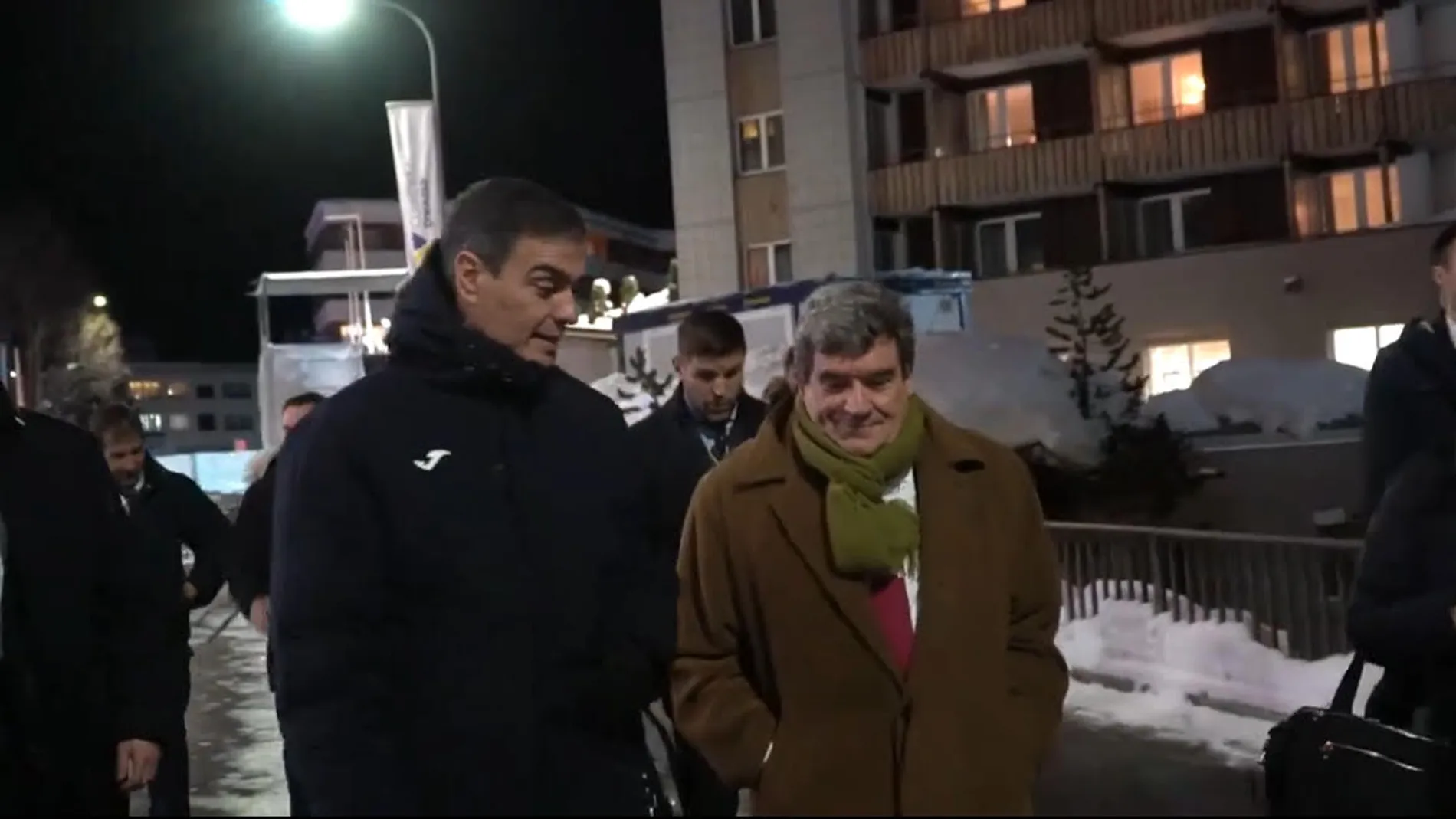Pedro Sánchez con abrigo Joma.
