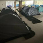Un turista alquila una habitación en Lanzarote y se encuentra con un local comercial lleno de tiendas de campaña