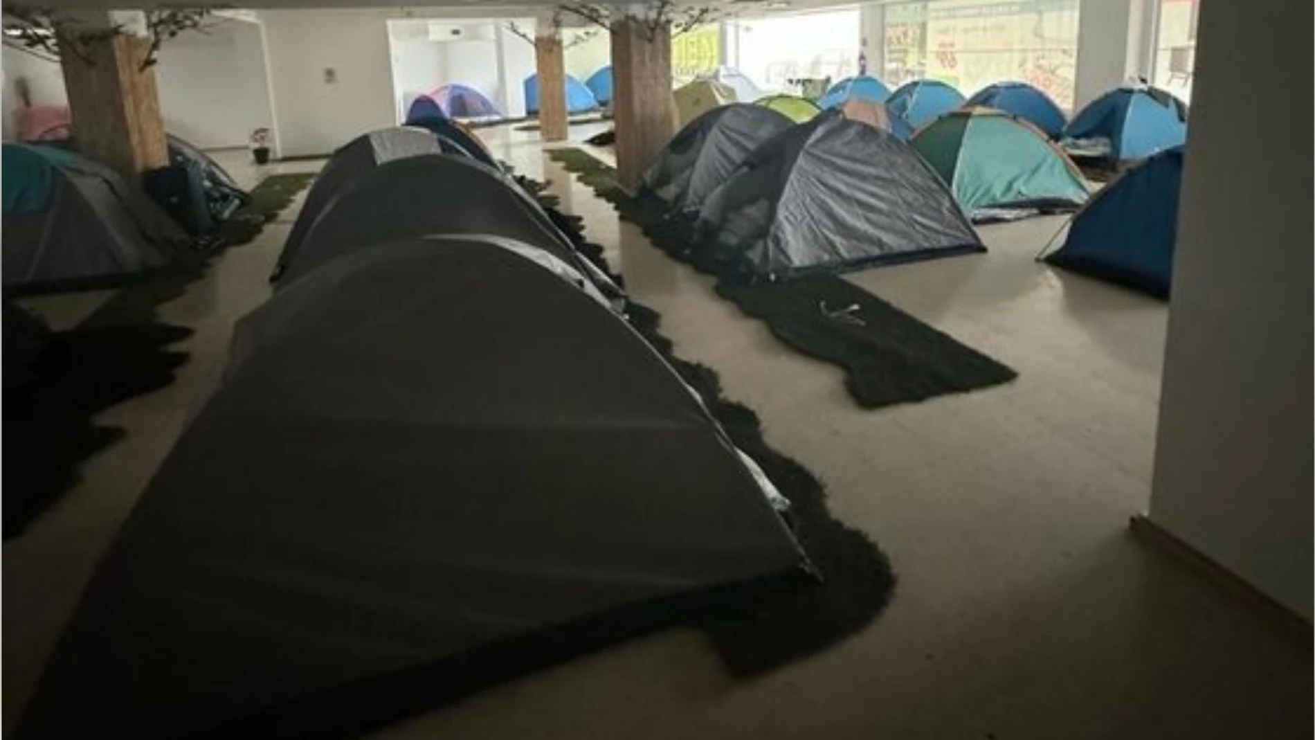Un turista alquila una habitación en Lanzarote y se encuentra con un local comercial lleno de tiendas de campaña