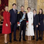 Primer retrato oficial de los Reyes Federico X y Mary de Dinamarca con sus hijos, los príncipes Christian, Isabella, Vicente y Josephine