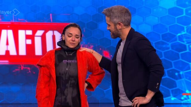 Chenoa es consolada por Roberto Leal tras salir del agua