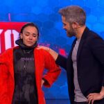 Chenoa es consolada por Roberto Leal tras salir del agua