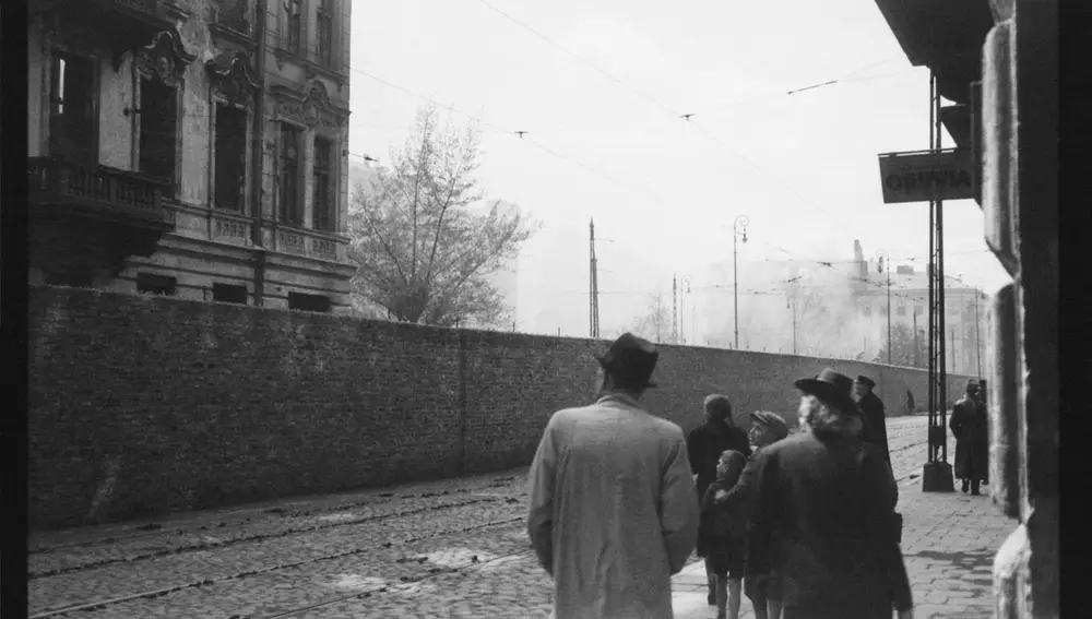 Plaza Muranowski y a la izquierda la casa de la calle Muranowska 7, dentro del gueto, abril - mayo de 1943.